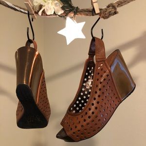 Kenneth Cole copper heel